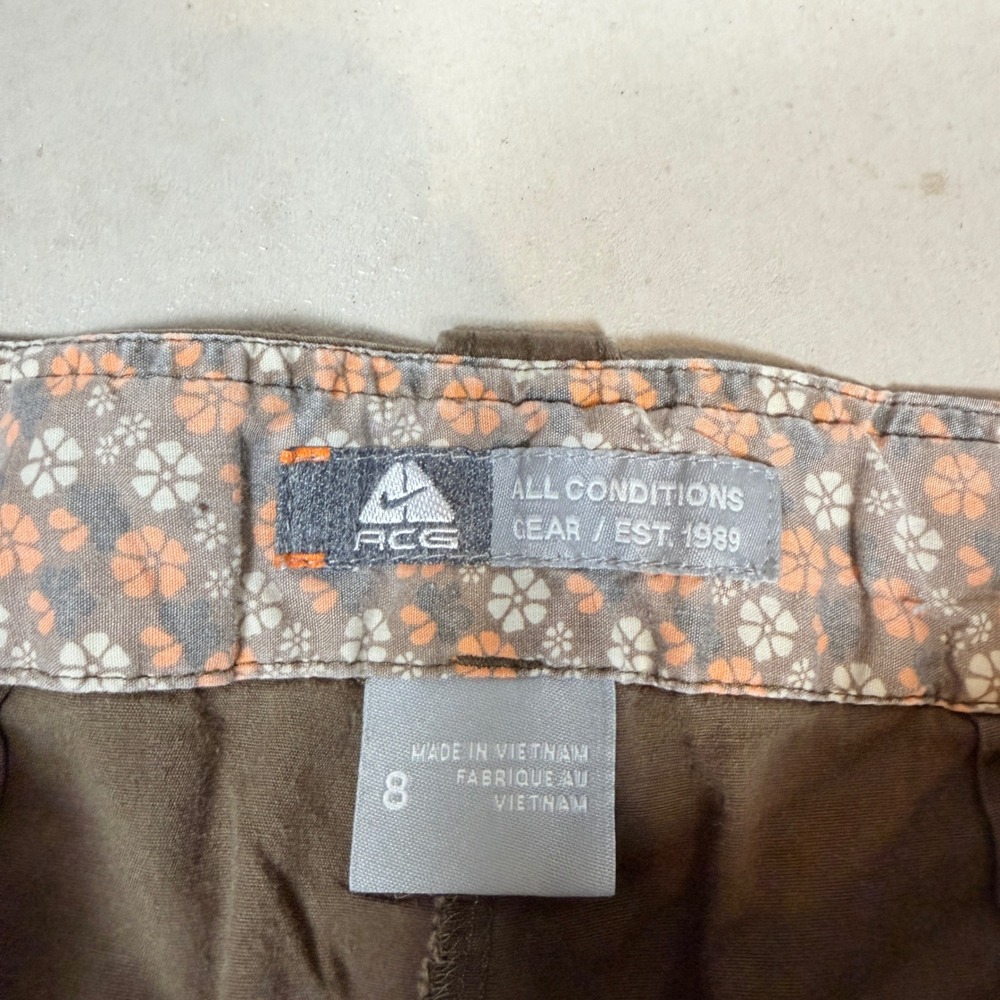 Nike ACG Women Brown Floral Embroidered Cargo Hiking Shorts Size 8 Vintage 1989 - Picture 2 of 7